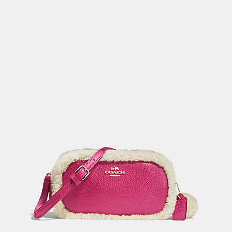 COACH CROSSBODY POUCH IN LEATHER AND SHEARLING - IMITATION GOLD/CRANBERRY/NATURAL - f64706