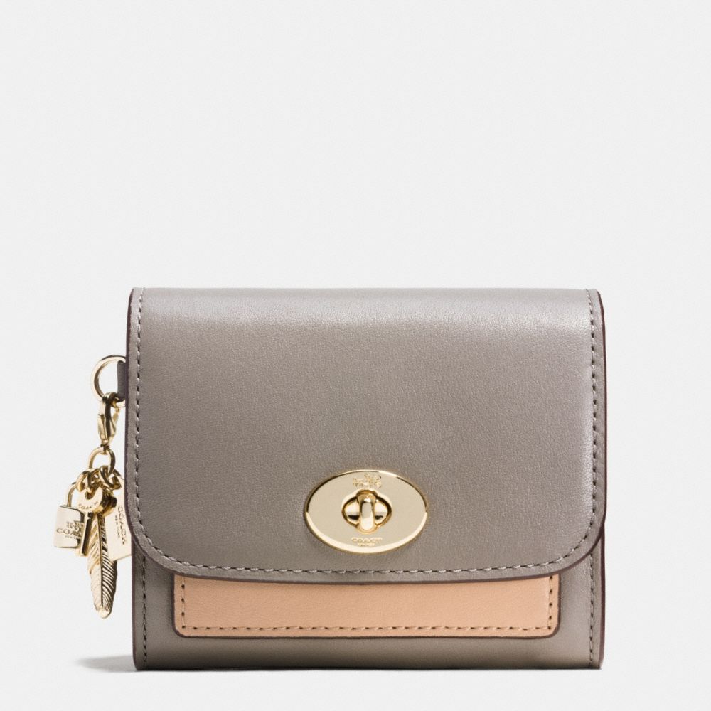 COACH CHARM COMPACT CASE IN COLORBLOCK LEATHER - LIGHT GOLD/FOG MULTI - f65150
