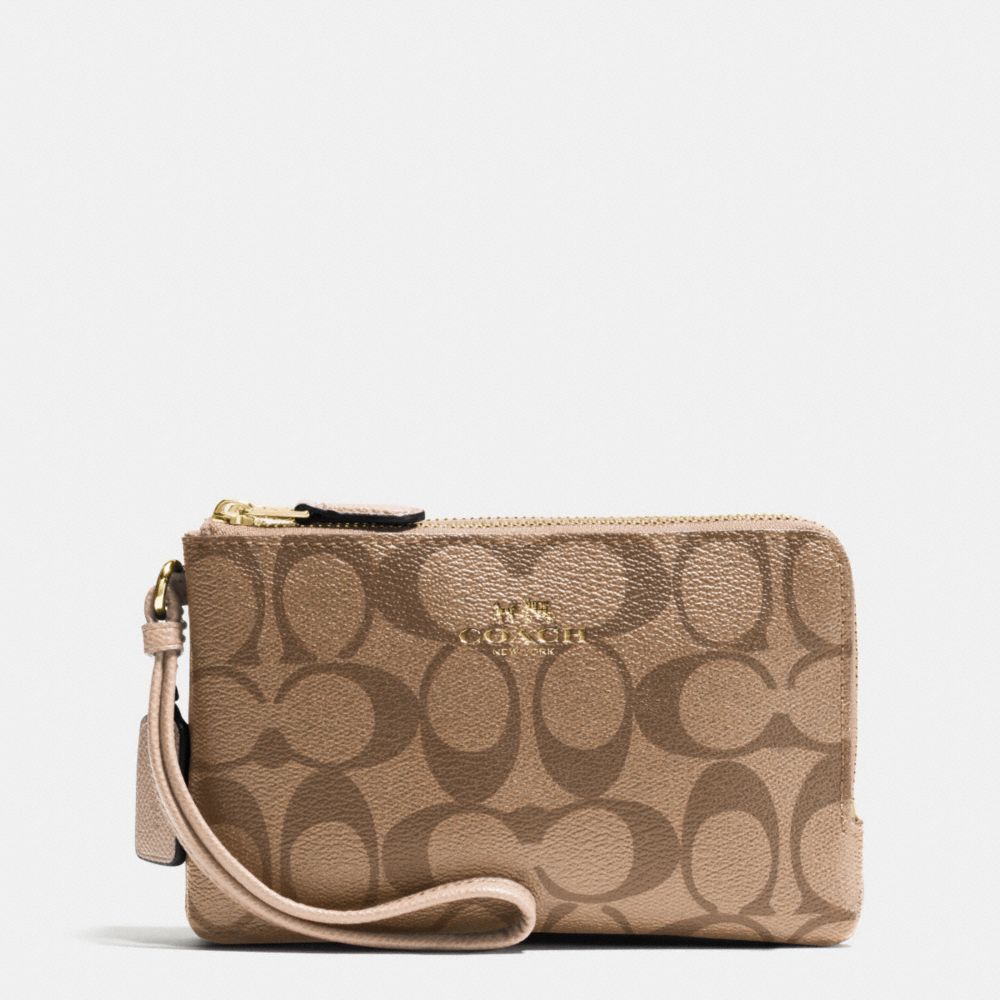 COACH DOUBLE CORNER ZIP WRISTLET IN SIGNATURE - IMITATION GOLD/KHAKI PLATINUM - F66506