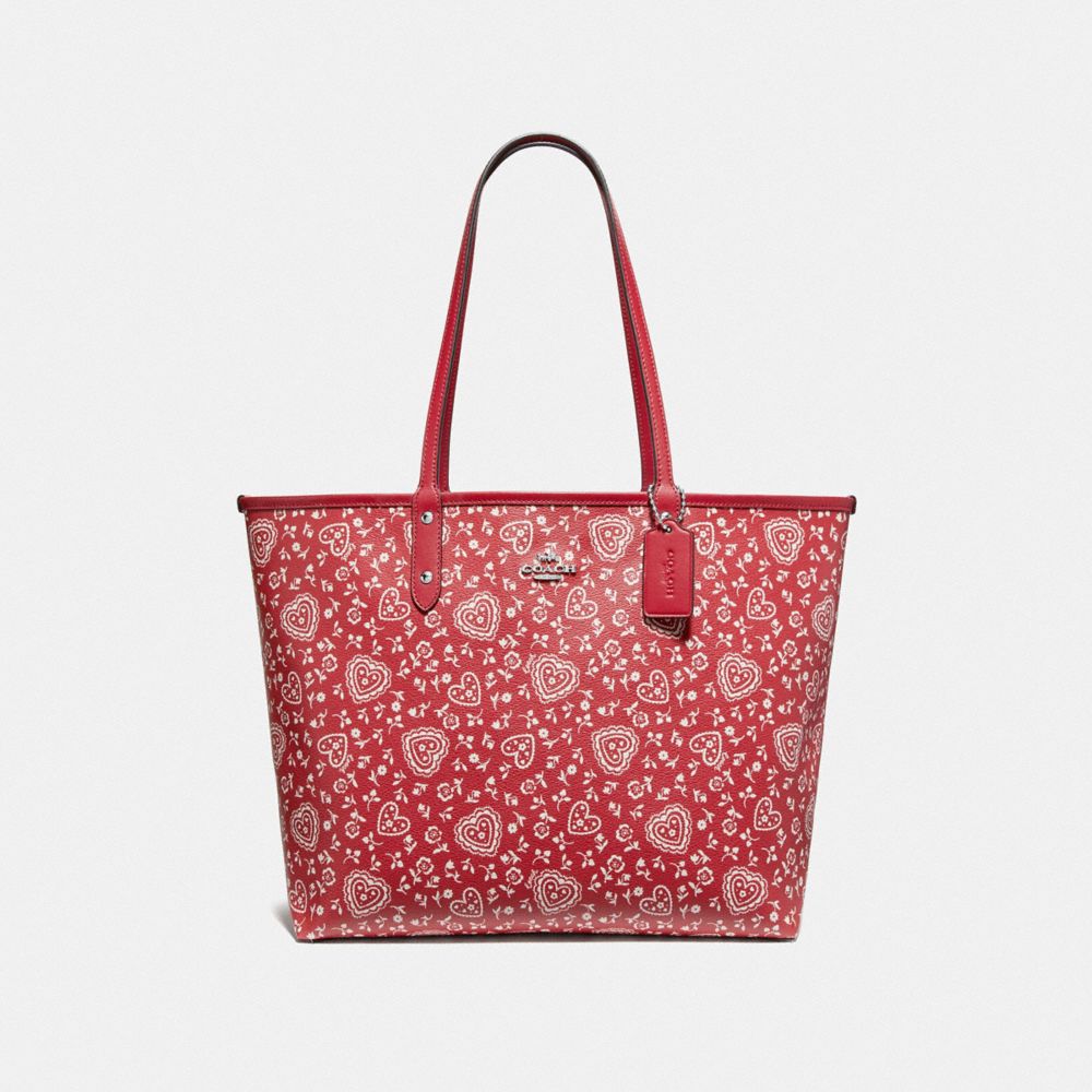 REVERSIBLE CITY TOTE WITH LACE HEART PRINT - F67482 - RED MULTI/RED/SILVER