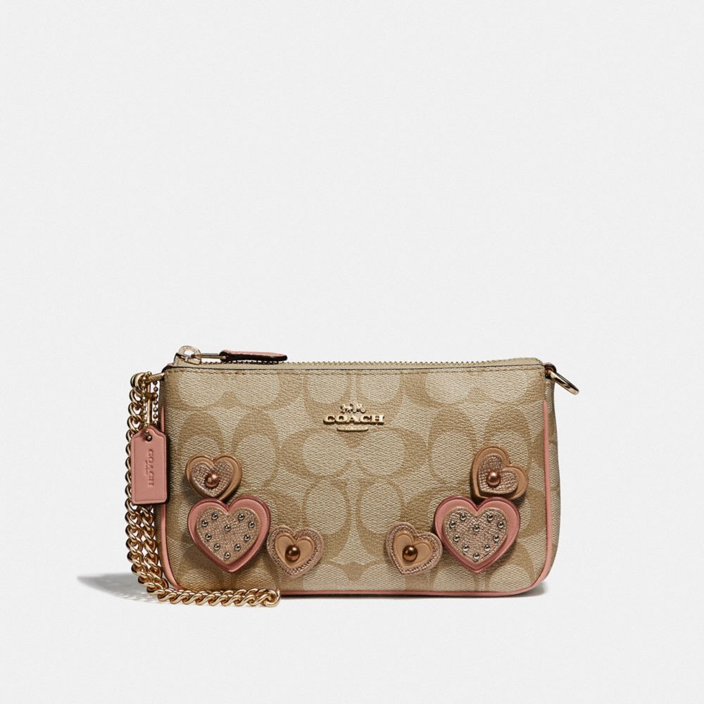 LARGE WRISTLET 19 IN SIGNATURE CANVAS WITH HEART APPLIQUE - F67494 - KHAKI MULTI /IMITATION GOLD