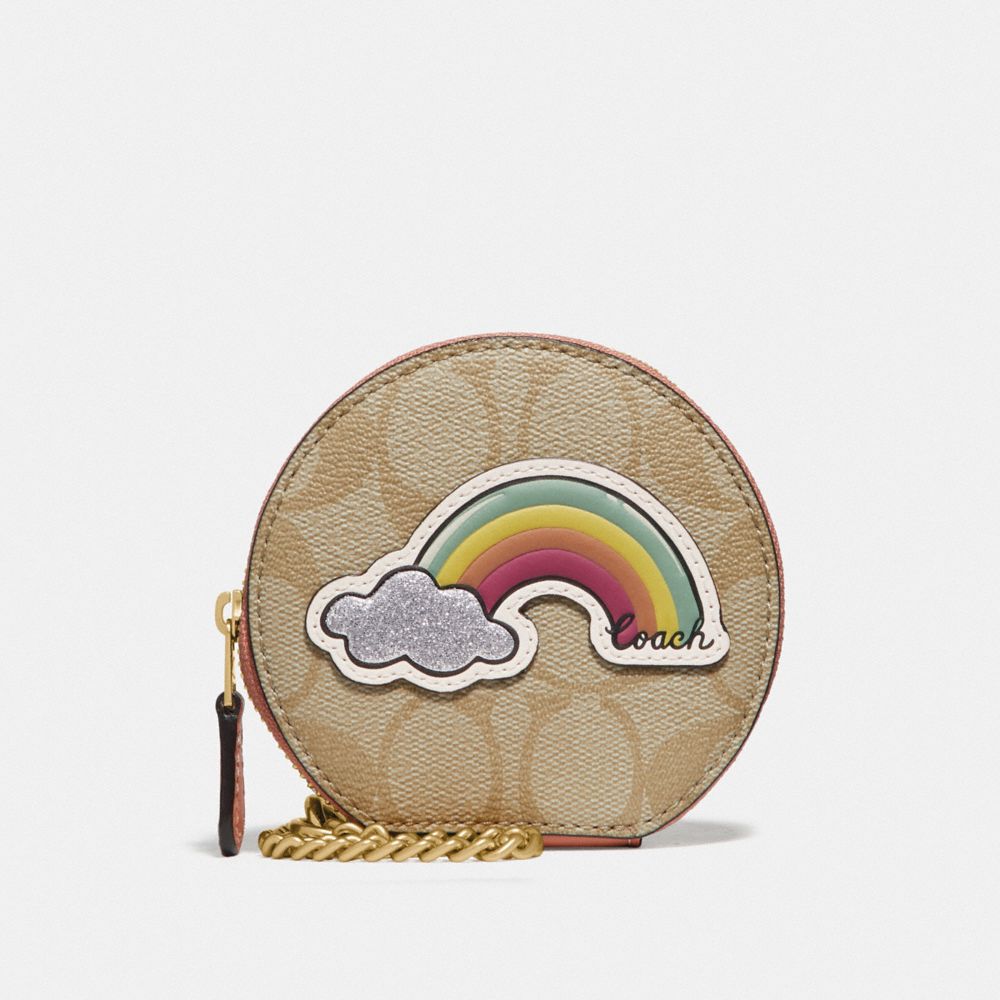 COACH ROUND COIN CASE IN SIGNATURE CANVAS WITH MOTIF - LIGHT KHAKI/CORAL/GOLD - F68849