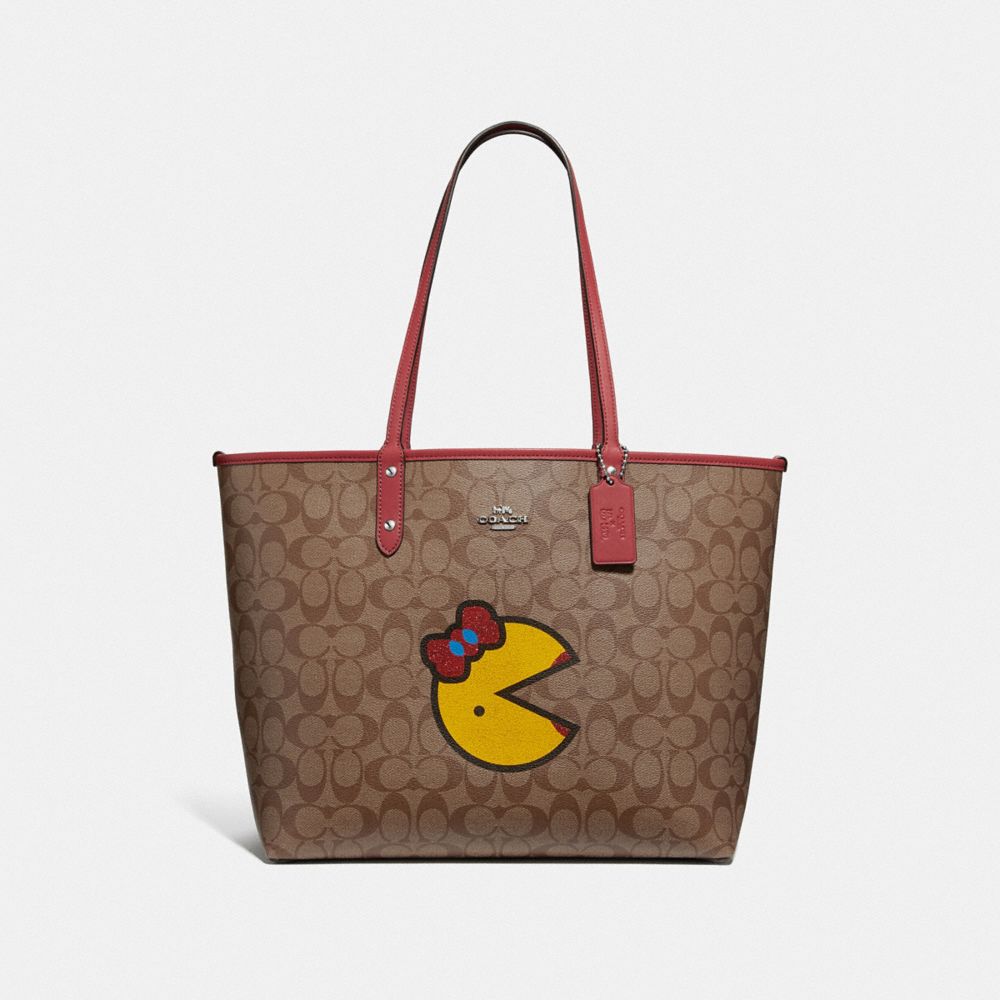 REVERSIBLE CITY TOTE IN SIGNATURE CANVAS WITH MS. PAC-MAN - F72900 - KHAKI MULTI/WASHED RED/SILVER
