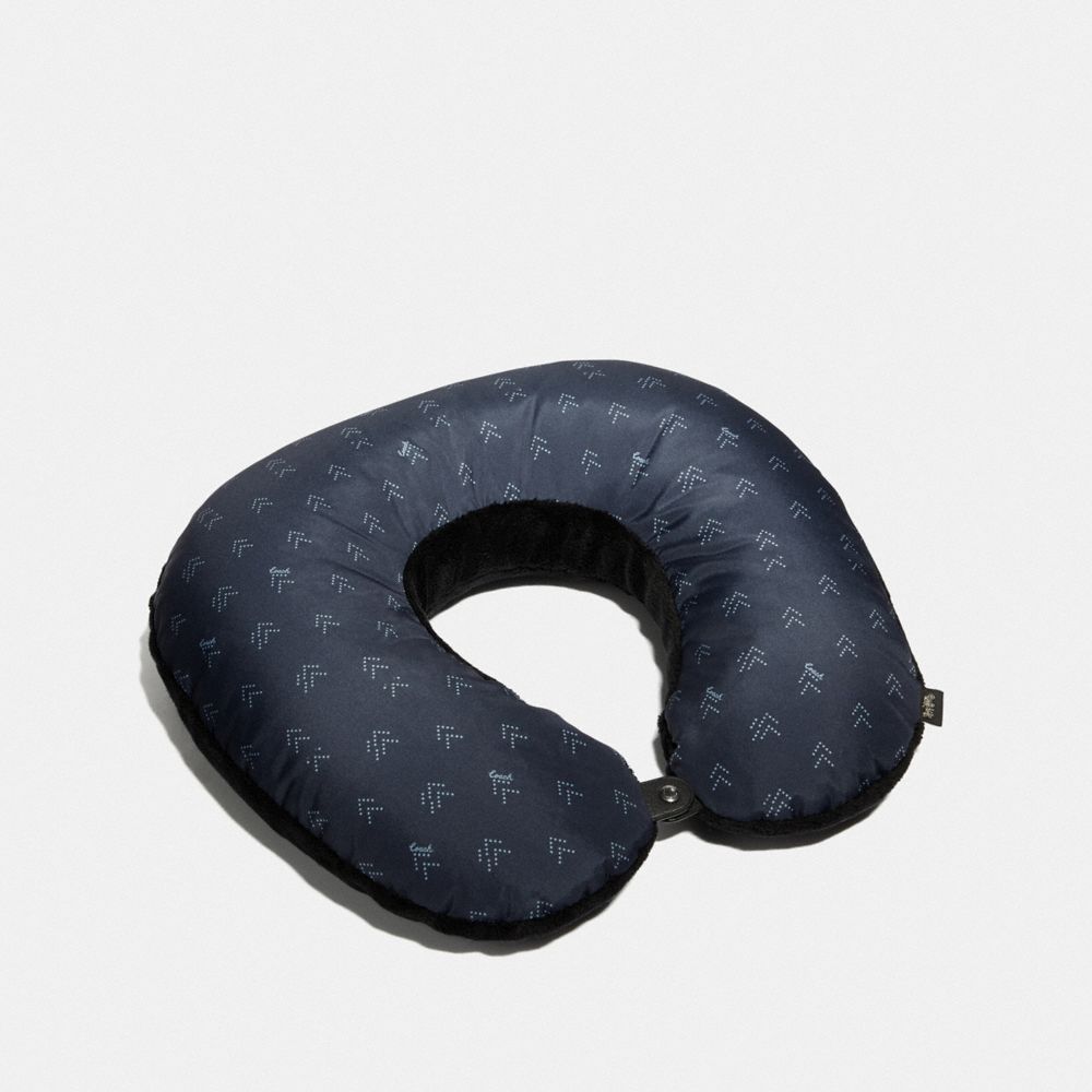 PACKABLE TRAVEL PILLOW WITH DOT ARROW PRINT - F73085 - NAVY/MULTI