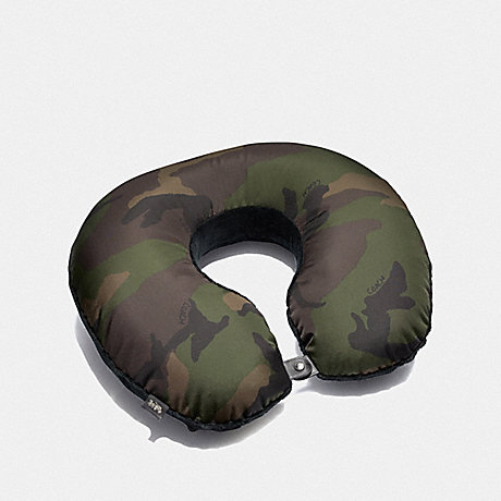 COACH F73088 PACKABLE TRAVEL PILLOW WITH CAMO PRINT DARK GREE/MULTI
