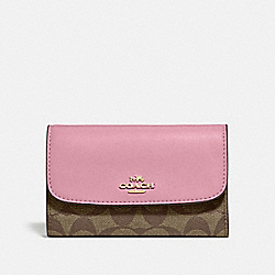 MEDIUM ENVELOPE WALLET IN COLORBLOCK SIGNATURE CANVAS - F73499 - TULIP/KHAKI/GOLD