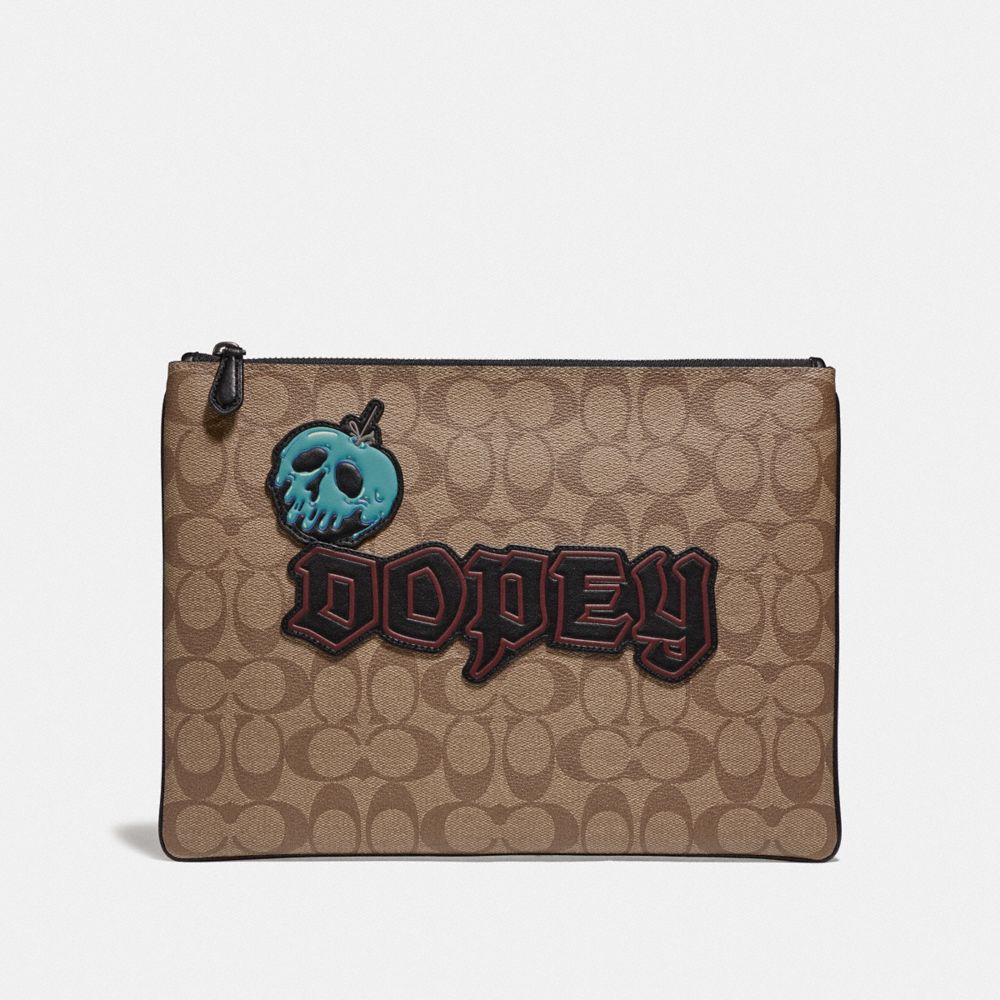 COACH F74075 DISNEY X COACH IN SIGNATURE CANVAS WITH DOPEY TAN