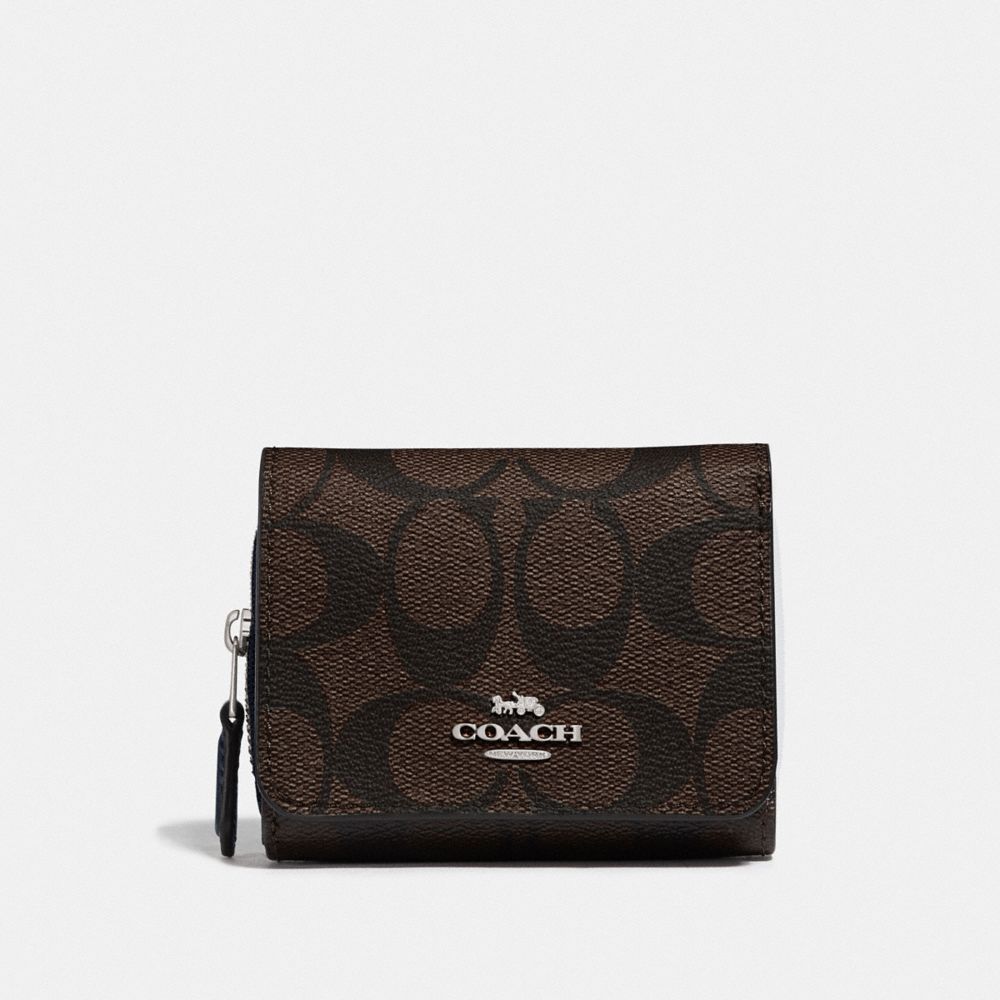 COACH SMALL TRIFOLD WALLET IN BLOCKED SIGNATURE CANVAS - SV/BROWN MIDNIGHT - F78081