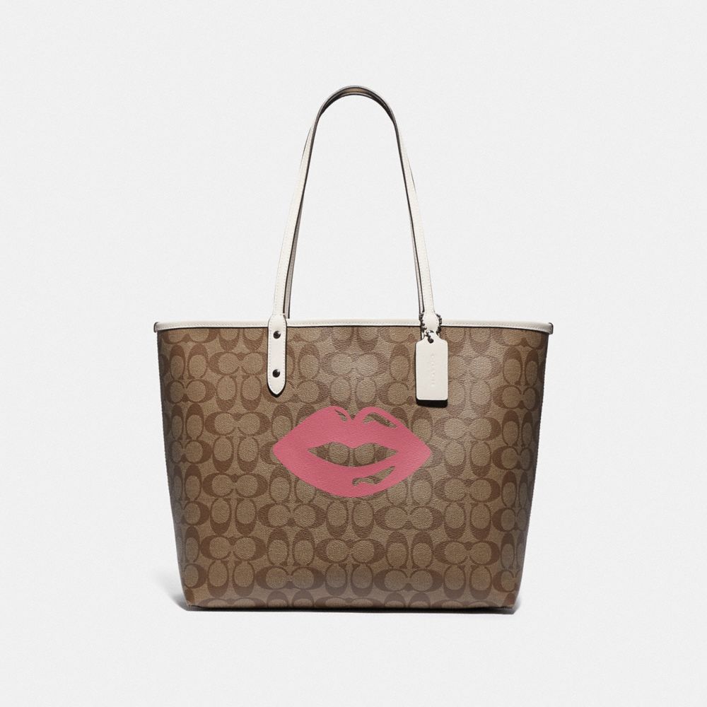 REVERSIBLE CITY TOTE IN SIGNATURE CANVAS WITH LIPS MOTIF - F78257 - QB/KHAKI MULTI