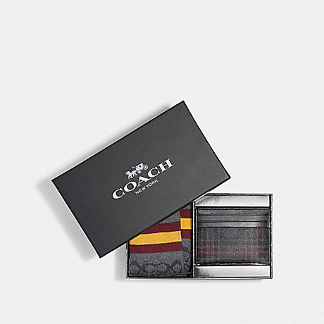 COACH BOXED CARD CASE AND SOCK GIFT SET IN SIGNATURE CANVAS WITH SHIRTING PLAID PRINT - QB/BLACK RED MULTI - F79851