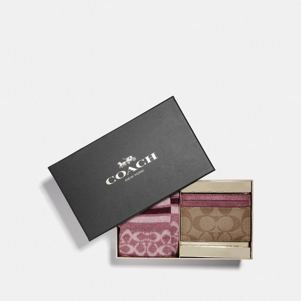 BOXED CARD CASE AND SOCK GIFT SET IN SIGNATURE CANVAS - IM/KHAKI METALLIC WINE - COACH F79989