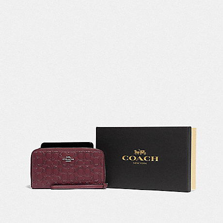 COACH BOXED LARGE PHONE WALLET IN SIGNATURE LEATHER - SV/WINE - F80222