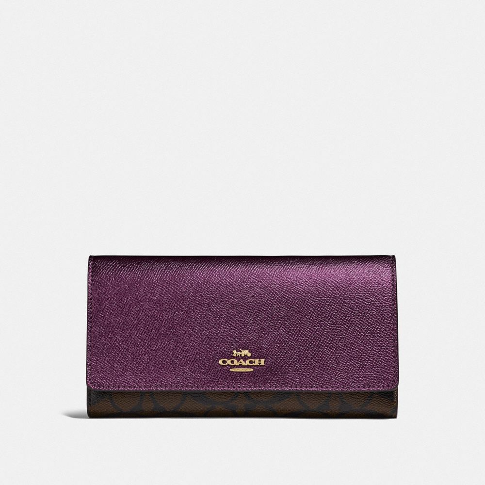 COACH TRIFOLD WALLET IN SIGNATURE CANVAS - IM/BROWN METALLIC BERRY - F88024