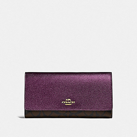 COACH TRIFOLD WALLET IN SIGNATURE CANVAS - IM/BROWN METALLIC BERRY - F88024