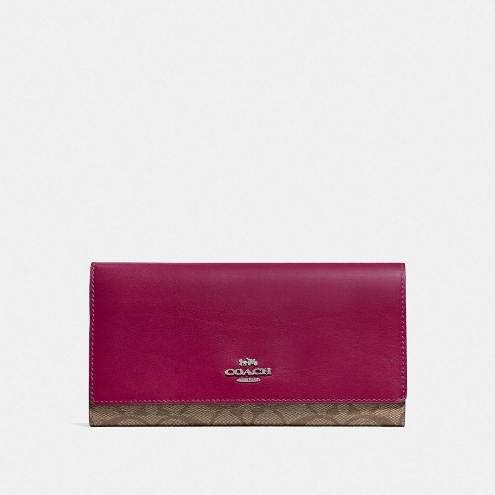 COACH TRIFOLD WALLET IN SIGNATURE CANVAS - SV/KHAKI DARK FUCHSIA - F88024