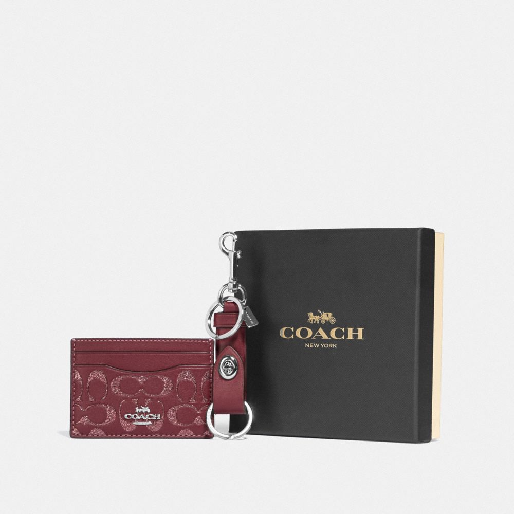COACH BOXED CARD CASE AND VALET KEY CHARM GIFT SET IN SIGNATURE LEATHER - SV/WINE - F88494