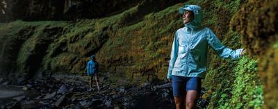 hombres mujeres delgada corta al aire libre montañismo