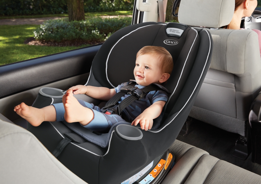 childs sit on car