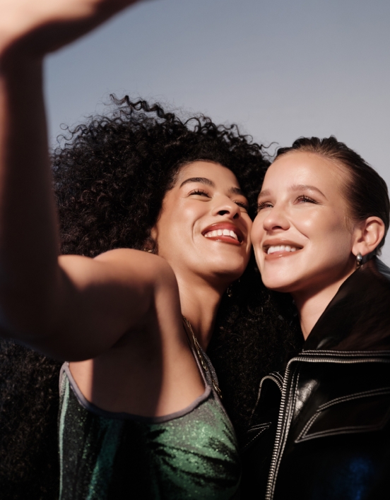 Samantha taking a selfie with Emy-Jade on set.
