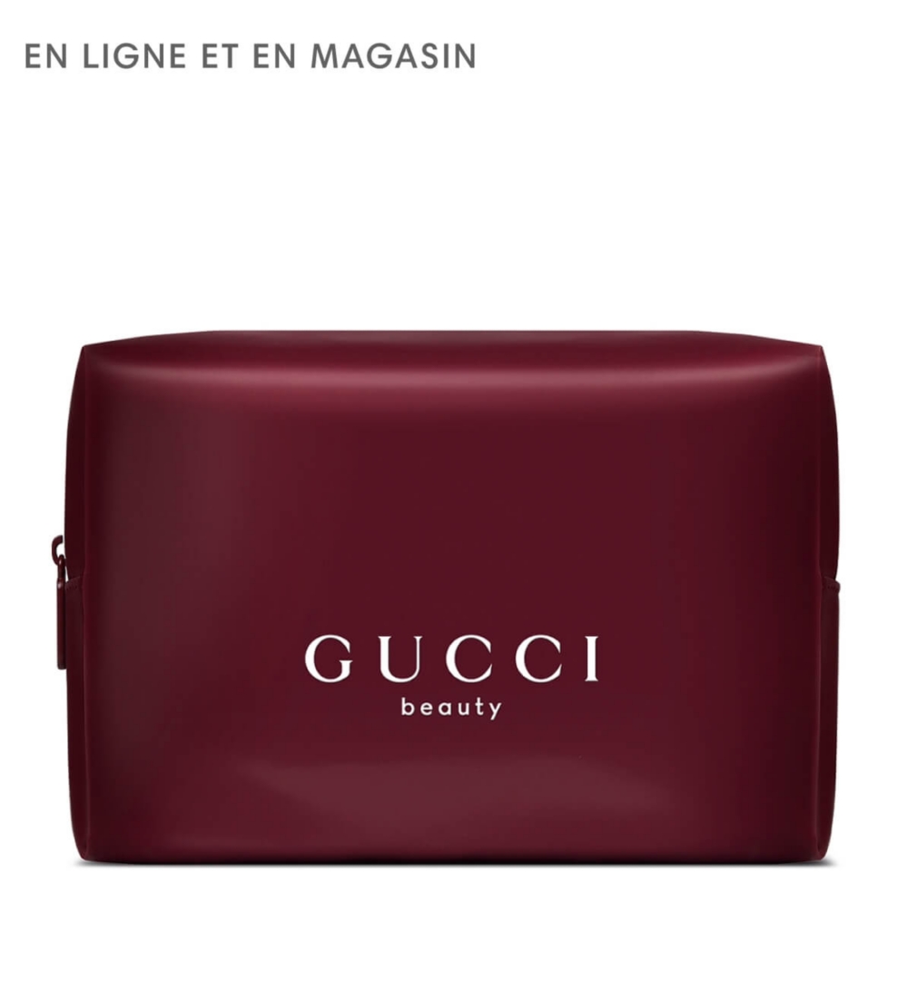 Deux mini parfums à côté d'une boîte jaune vif