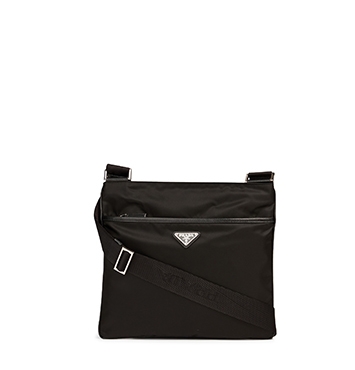 Holt Renfrew image d'un PRADA Sac messager en nylon. 970 $. EN MAGASIN