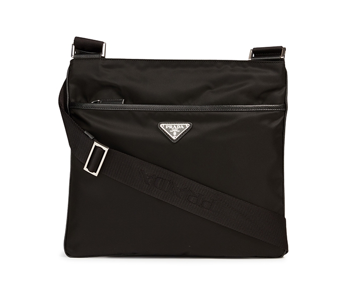 Holt Renfrew image d'un PRADA Sac messager en nylon. 970 $. EN MAGASIN