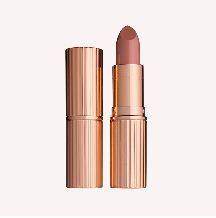 Holt Renfrew image d'un CHARLOTTE TILBURY. Rouge à lèvres K.I.S.S.I.N.G. 39 $. MAGASINER MAINTENANT