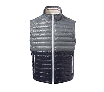 Holt Renfrew image d'un THOM BROWNE Gilet en satin technique bicolore garni de duvet. 1 690 $. EN MAGASIN