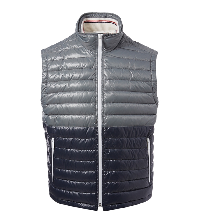 Holt Renfrew image d'un THOM BROWNE Gilet en satin technique bicolore garni de duvet. 1 690 $. EN MAGASIN