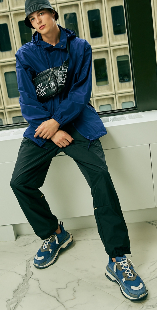 Holt Renfrew image d'un BALENCIAGA Coupe-vent à logo. 2 240 $. EN MAGASIN Sac banane Explorer Arena en cuir décoré de graffitis. 1 725 $. Sneakers Triple S. 1 145 $. MAGASINER MAINTENANT
PRADA Chapeau cloche en nylon. 395 $.
