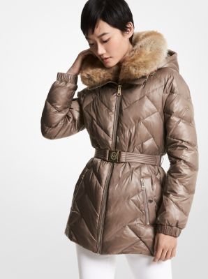77F5418M82 - Faux Fur Trim Chevron Quilted Nylon Belted Puffer Coat TAUPE