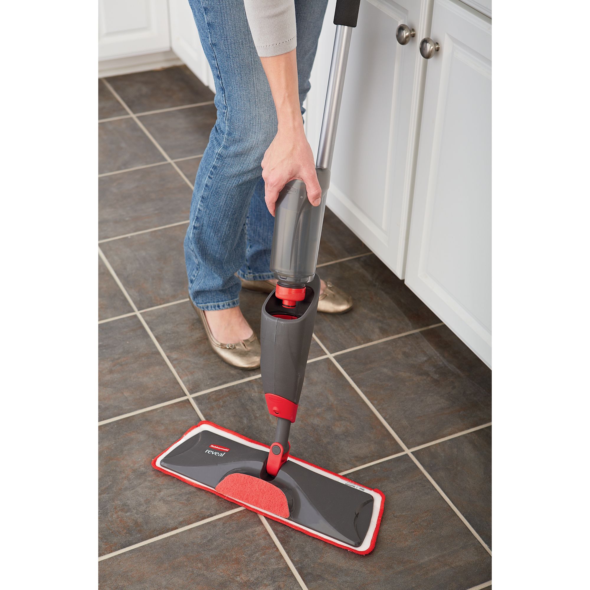  Rubbermaid Microfiber Reveal Spray Mop Floor Cleaning Kit with  3 Microfiber Wet Pads, 1 Solution Refillable Bottles for Wet & Dry Use,  Washable & Reusable Pads, Cordless, for All Floor Types 