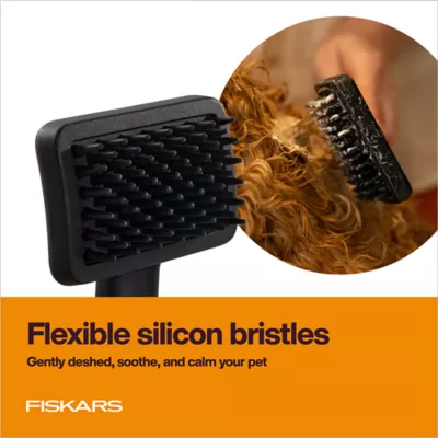 Fiskars Silicone Massage Brush For Dogs & Cats, Gently Deshed, Soothe & Calm, 6.5 Inch Brush - Image 5