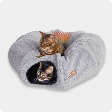 Plush heated bed with 2 cats