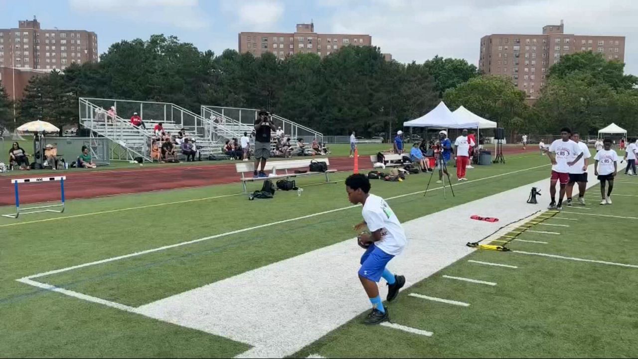 Giants’ Chris Manhertz hosts free football clinic for Bronx youth