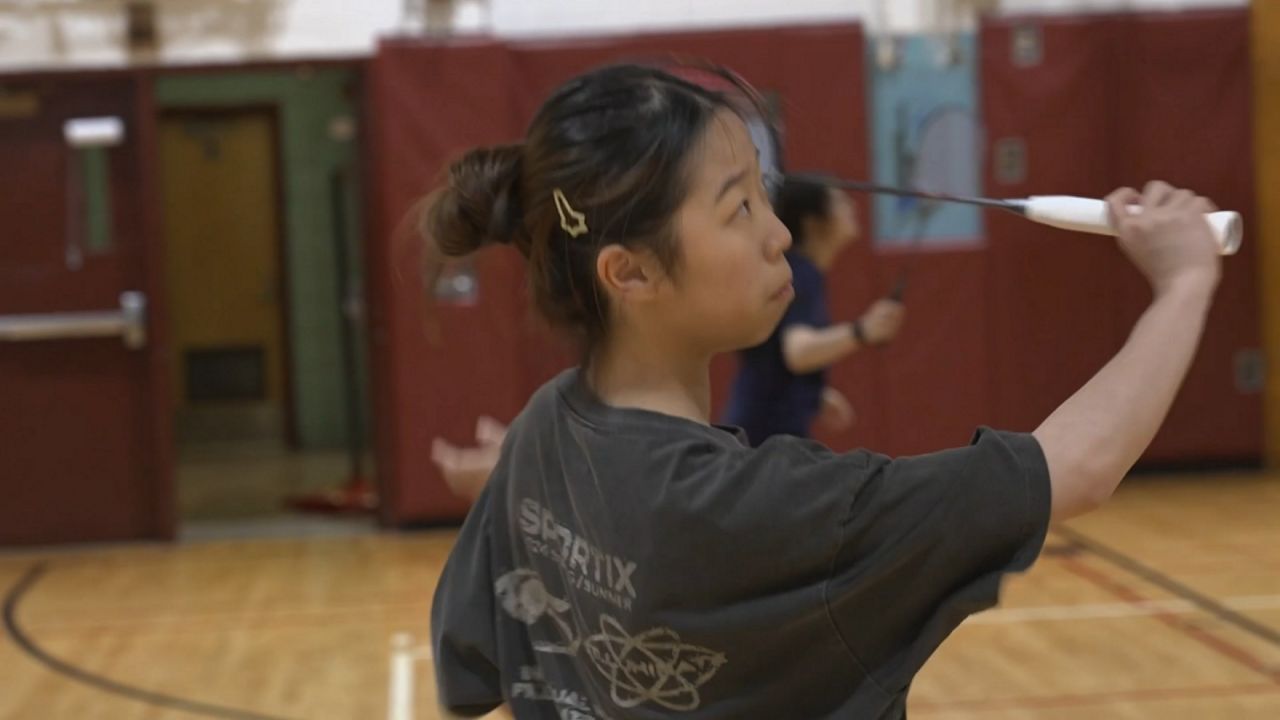 Jiayi Lin: Спеціальні бадмінтоні та настільні теніси