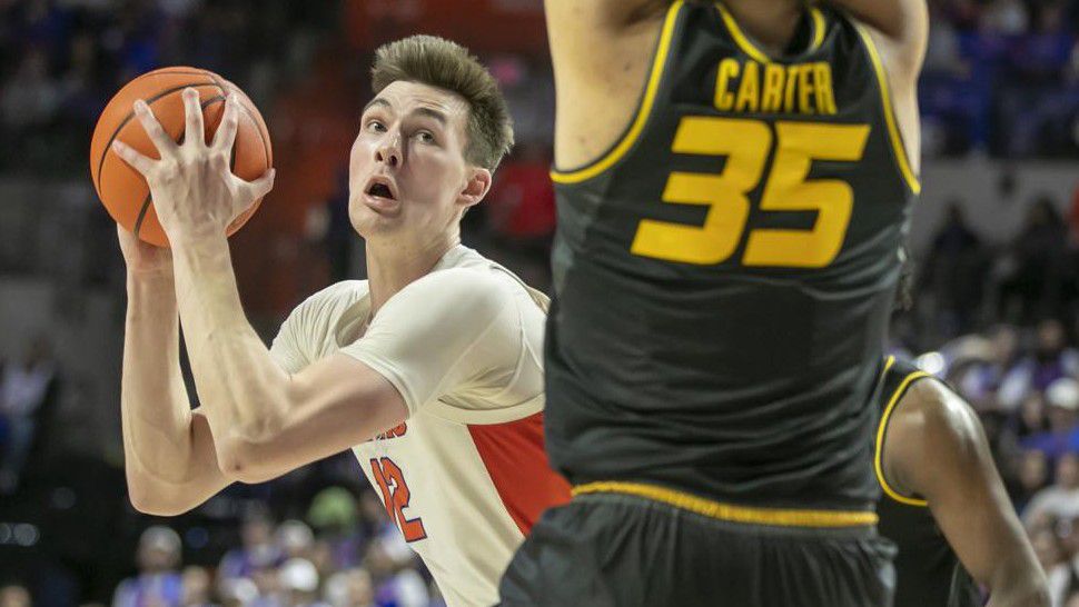 Florida forward Colin Castleton (12) gets pressure from Missouri forward Noah Carter (35) during the second half of an NCAA college basketball game Saturday, Jan. 14, 2023, in Gainesville, Fla. Florida won 73-64.(AP Photo/Alan Youngblood)