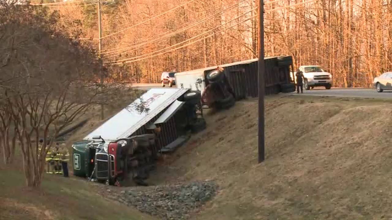 Tractor trailer goes down embankment, crashes in north Charlotte
