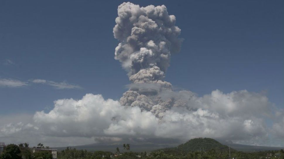 A huge column of ash shoots up to the sky during the eruption of Mayon volcano Monday, Jan. 22, 2018 as seen from Legazpi city, Albay province, around 340 kilometers (200 miles) southeast of Manila, Philippines. The Philippines’ most active volcano erupted Monday prompting the Philippine Institute of Volcanology and Seismology to raise the Alert level to 4 from last week’s alert level 3. (AP Photo/Earl Recamunda)