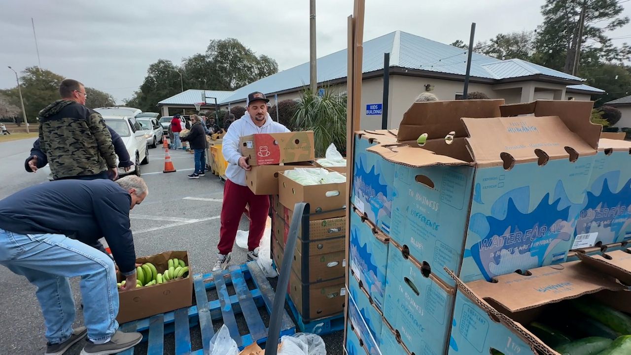 'Let's Feed Citrus' held a special food distribution Thursday morning. (Spectrum Bay News 9/Calvin Lewis)