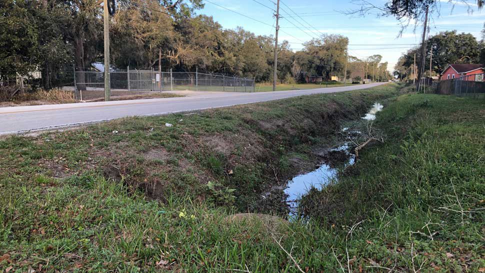 This stretch of Swindell Road, where 17-year-old Elani Miller was struck in a hit-and-run crash on January 7, currently has no sidewalk and is not slated to get one in 2019. (Stephanie Claytor/Spectrum Bay News 9)
