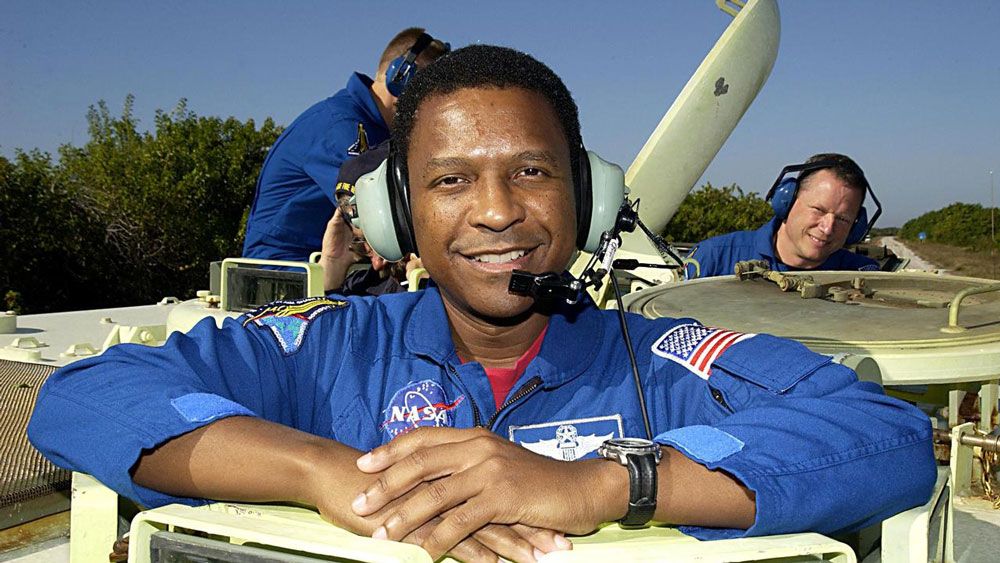 Mission specialist Michael Anderson trains with the STS-107 crew. (NASA)