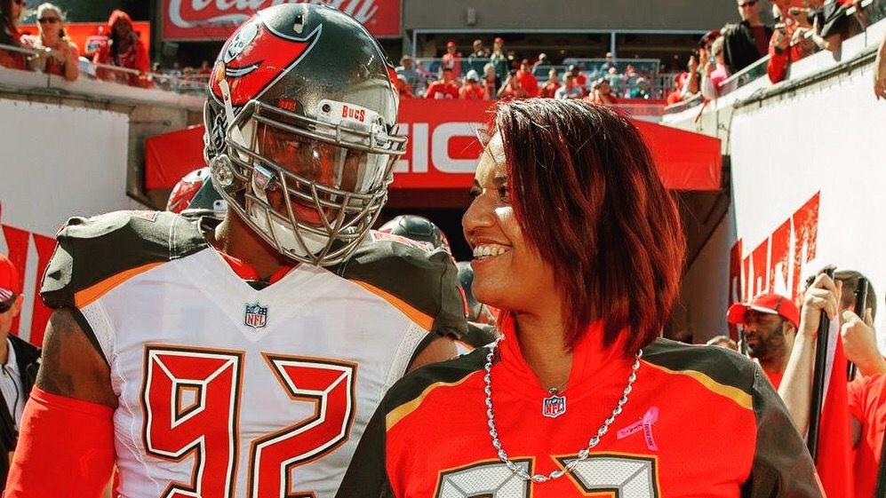 Buccaneers bring back Gholston for his 11th season with the team