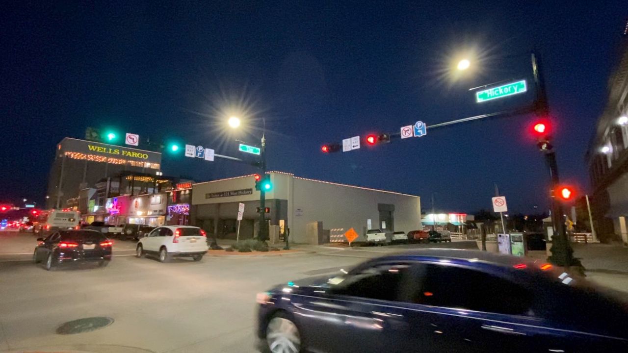 LED streetlight at the intersection of E. Hickory St. and N. Elm St. in Denton. (Spectrum News 1/Lupe Zapata)