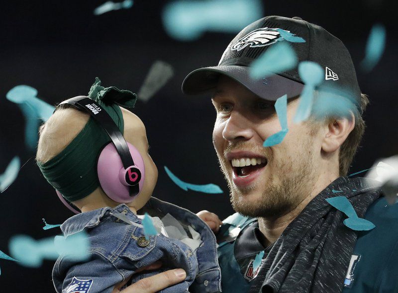 Philadelphia Eagles quarterback Nick Foles works out prior to an NFL  football game against the Dallas Cowboys, Sunday, Nov. 11, 2018, in  Philadelphia. (AP Photo/Matt Slocum Stock Photo - Alamy