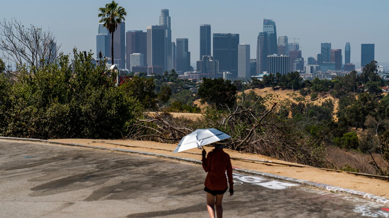 Unseasonable heat arrives in Los Angeles just in time for Super Bowl