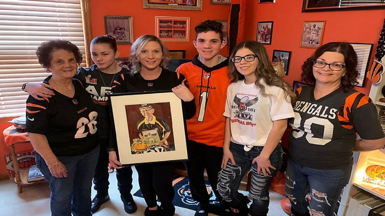 Dorothy Kratzer and her family with portrait of Bengal Bob 