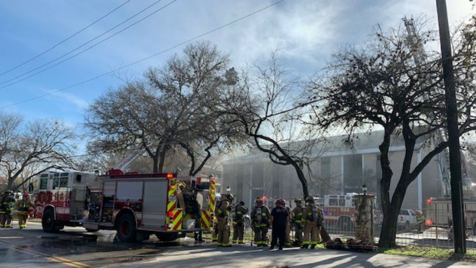 San Antonio Fire department on the scene of an apartment fire. (Sarah Duran/Spectrum News)