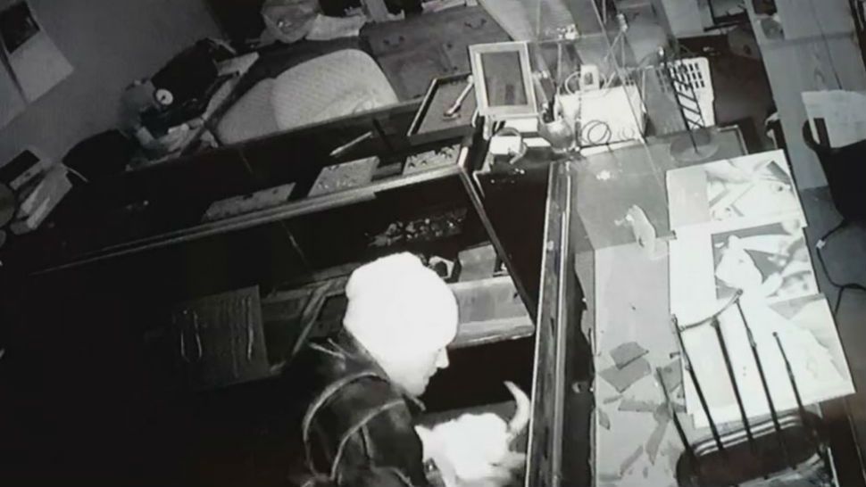 Thief Caught on Camera Robbing Jewelry Store