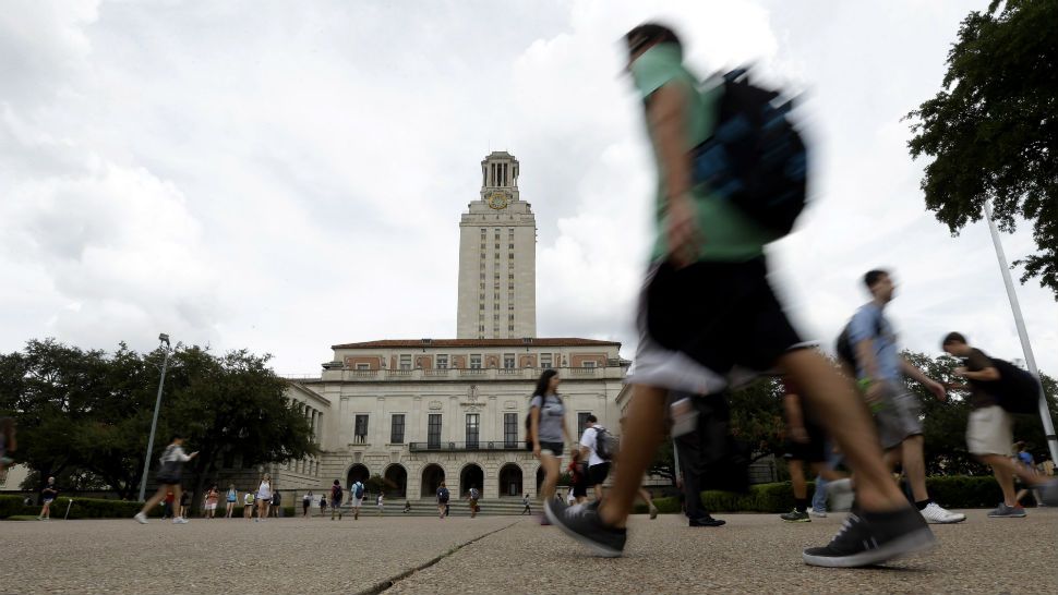 Students walk in front of the UT Austin tower (AP Image)